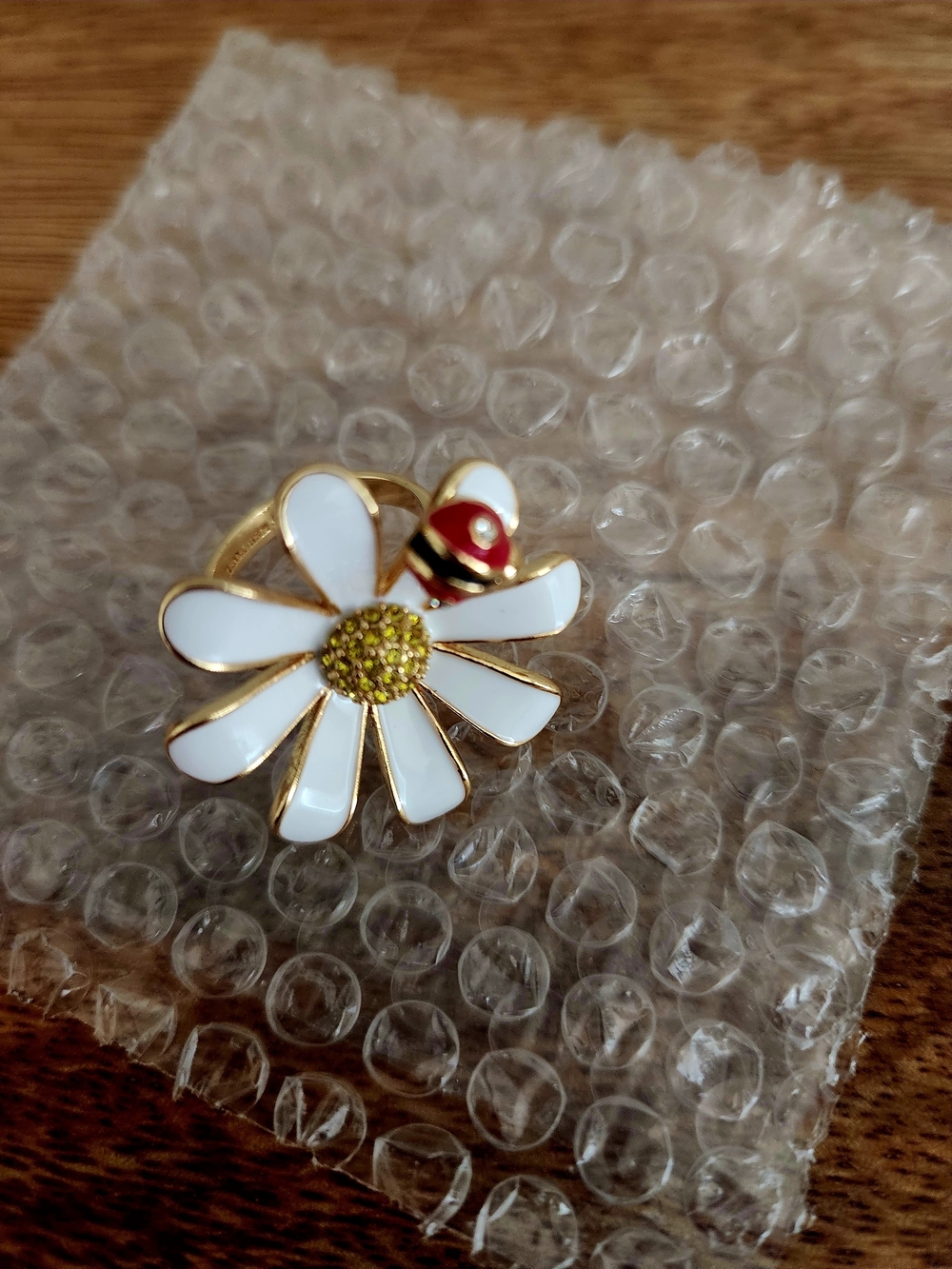 Kate Spade White Enamel Daisy with Red Ladybug Accent Ring Size 7 - Picture 3 of 5